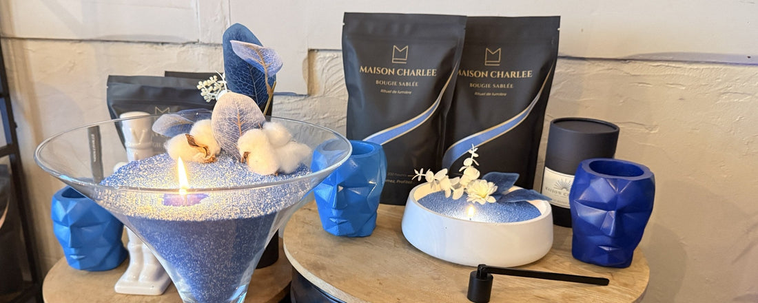 Sachets de sable de bougie Maison Charlee et coupe de sable bleu allumée, idée de cadeau d'entreprise