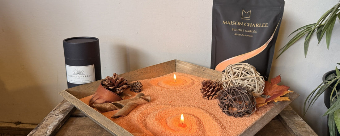 Bougie sablée rechargeable Maison Charlee : sable de bougie orange allumé dans un plateau en bois