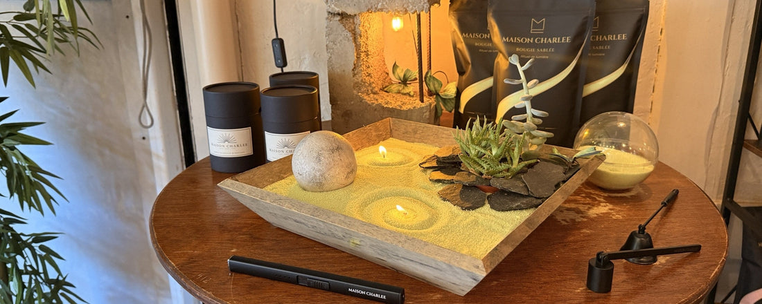 Centre de table avec bougie sablée verte Maison Charlee à deux mèches dans un plateau