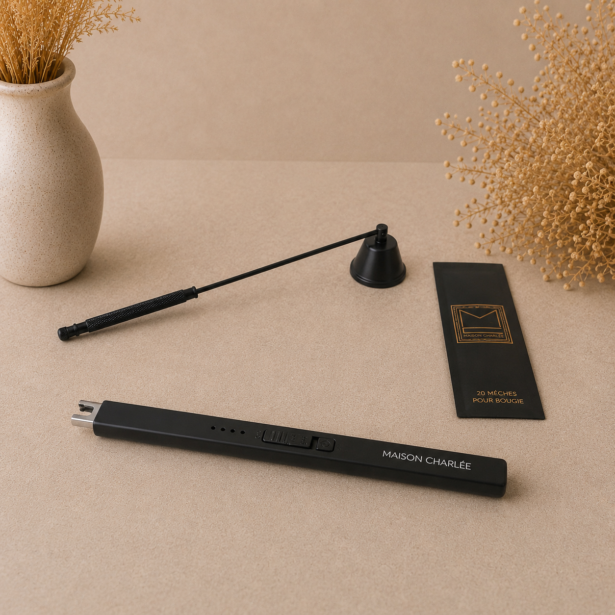 Collection accessoires Maison Charlee : briquet électrique rechargeable, éteignoir et contenant pour bougie sablée