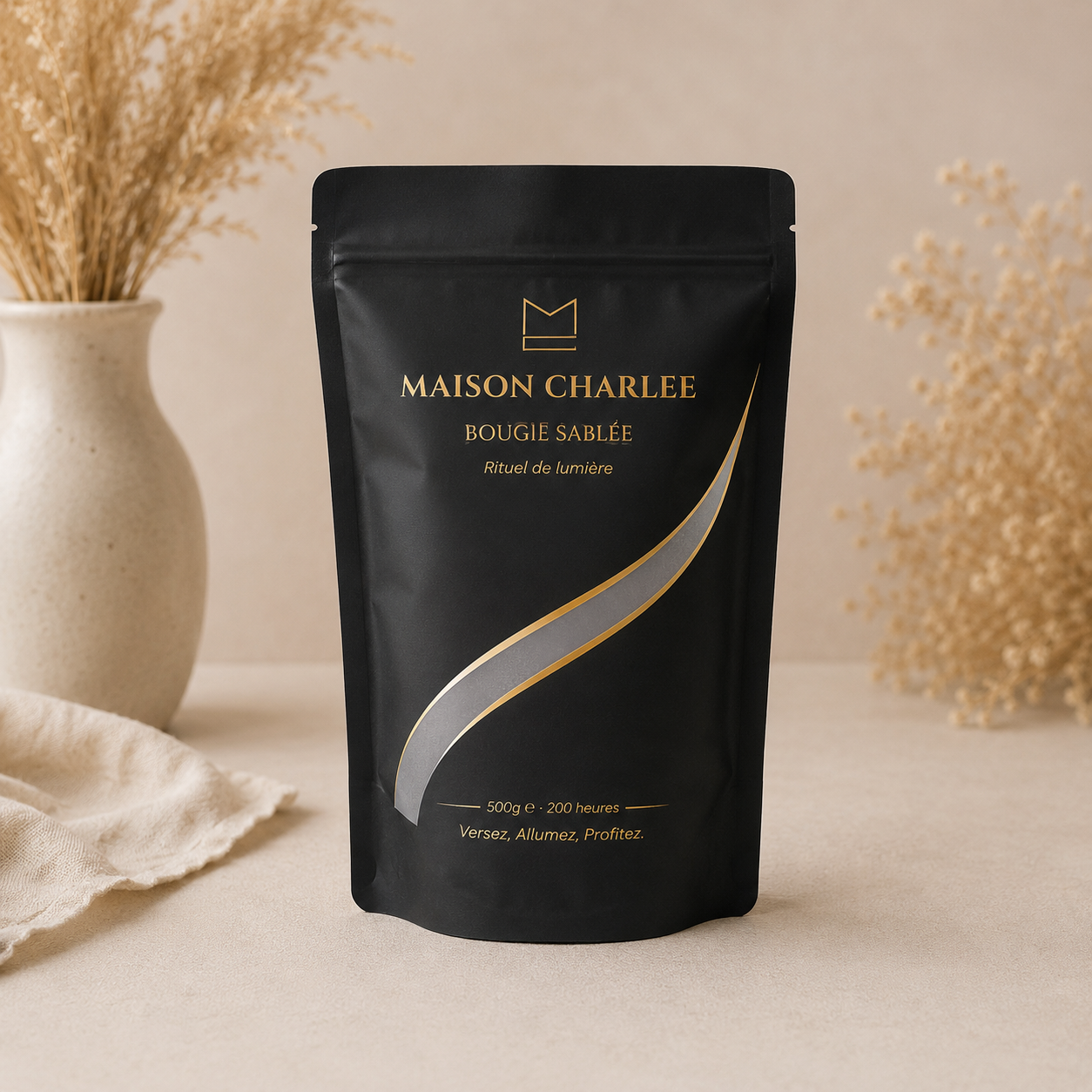 Sachet de bougie sablée végétale Maison Charlee dans une ambiance élégante et minimaliste