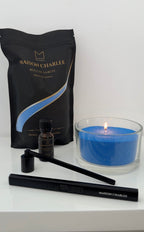 Bougie sablée Bleu Azur Maison Charlee allumée avec sable de cire végétale, parfum de Grasse, briquet USB rechargeable et éteignoir