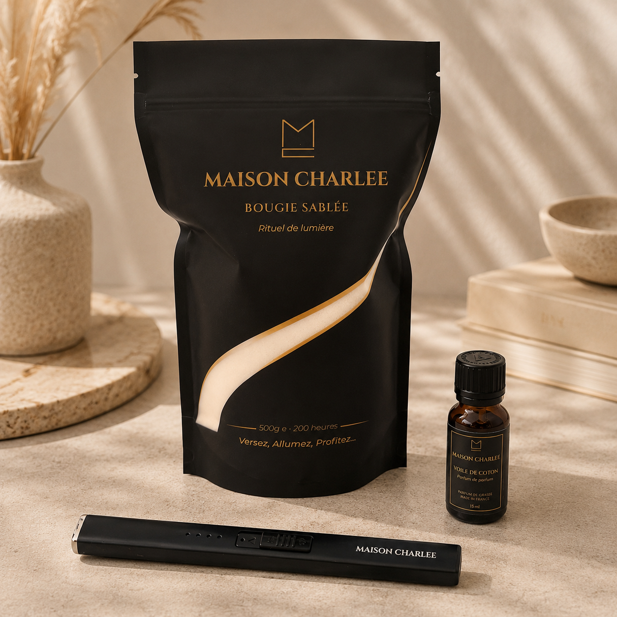     Pack Prestige Maison Charlee – bougie sablée végétale 500 g avec parfum, mèches et briquet USB