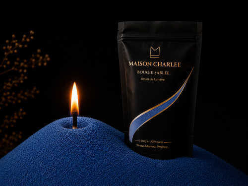 Sable de bougie Bleu Azur Maison Charlee en cire 100 % végétale avec mèche allumée