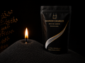 Sable de bougie Noir Profond Maison Charlee en cire 100 % végétale avec mèche allumée
