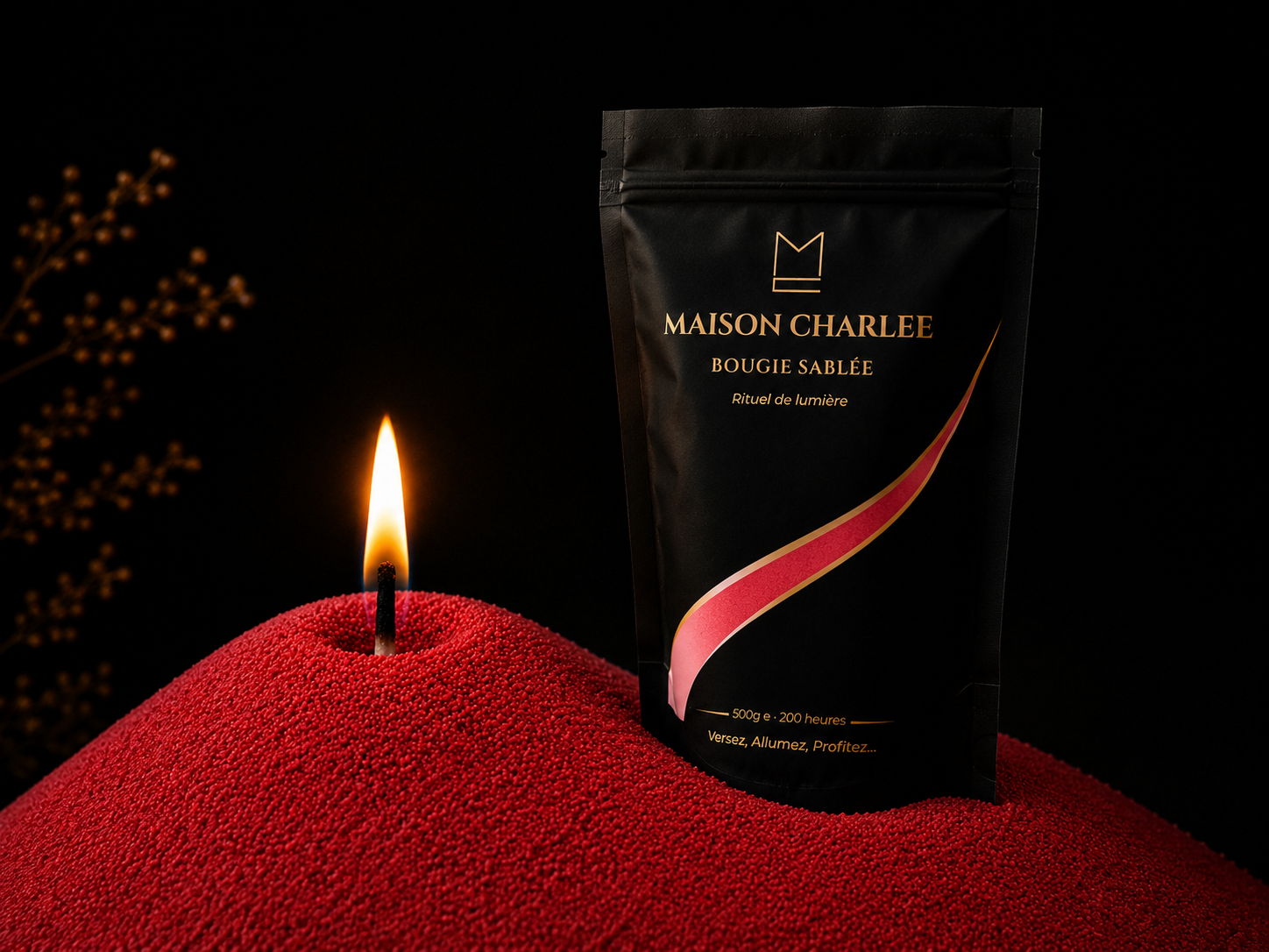 Sable de bougie Rouge Intense Maison Charlee en cire 100 % végétale avec mèche allumée