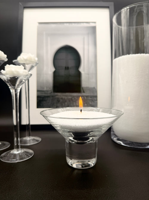 Bougie sablée blanc pur en cire végétale dans un verre avec mèche allumée