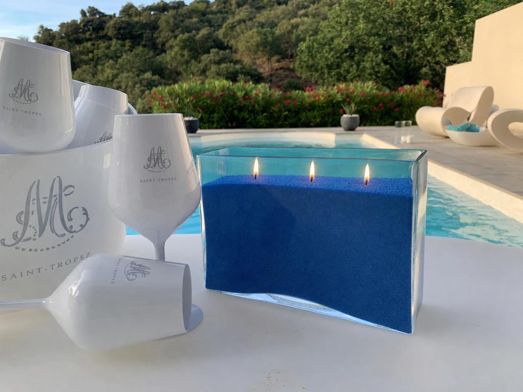 Bougie sablée Bleu Azur Maison Charlee près d’une piscine, décoration extérieure élégante aux couleurs de l’été