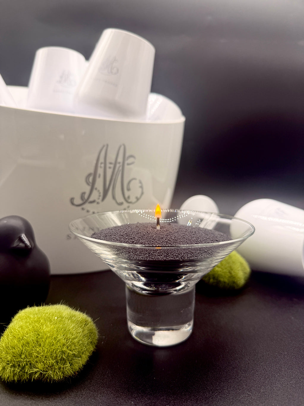 Bougie sablée noir profond en cire végétale 500 g avec mèche allumée