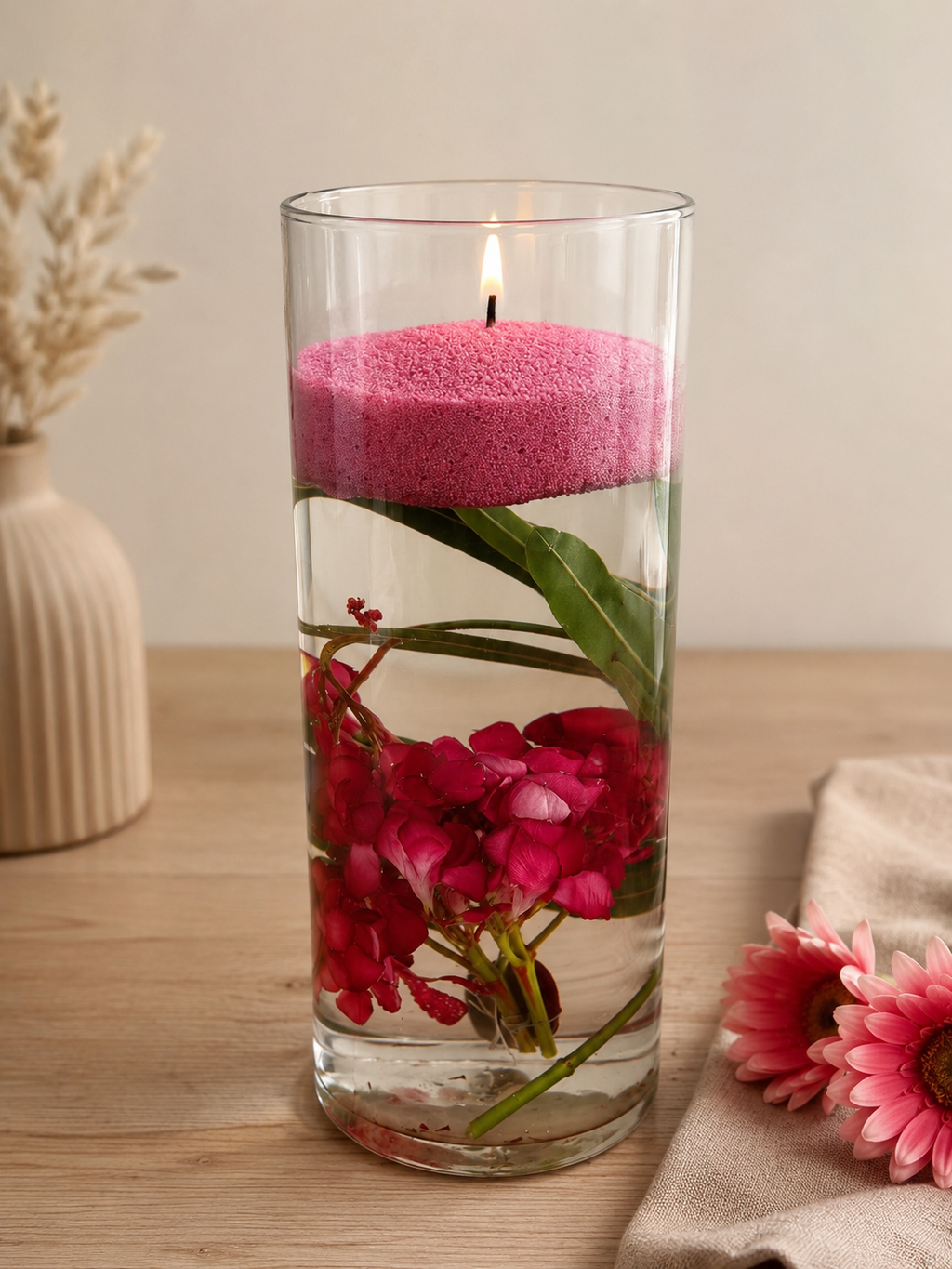 Bougie sablée Rose Éclat Maison Charlee dans un vase décoratif avec fleurs roses