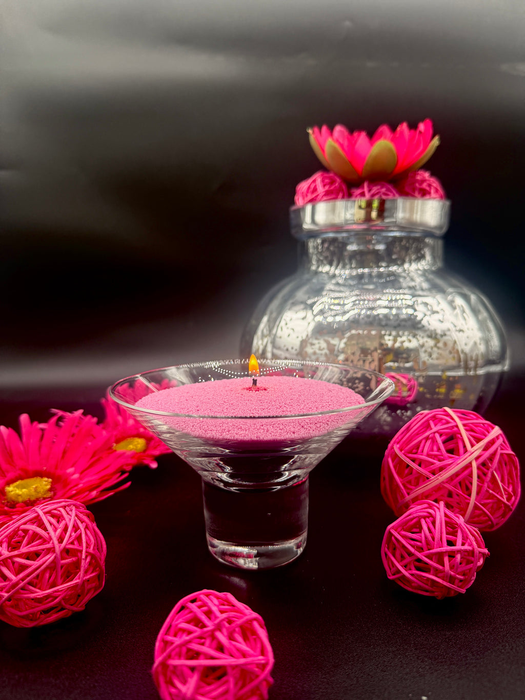 Bougie sablée rose éclat allumée dans un verre avec décoration florale rose Maison Charlee