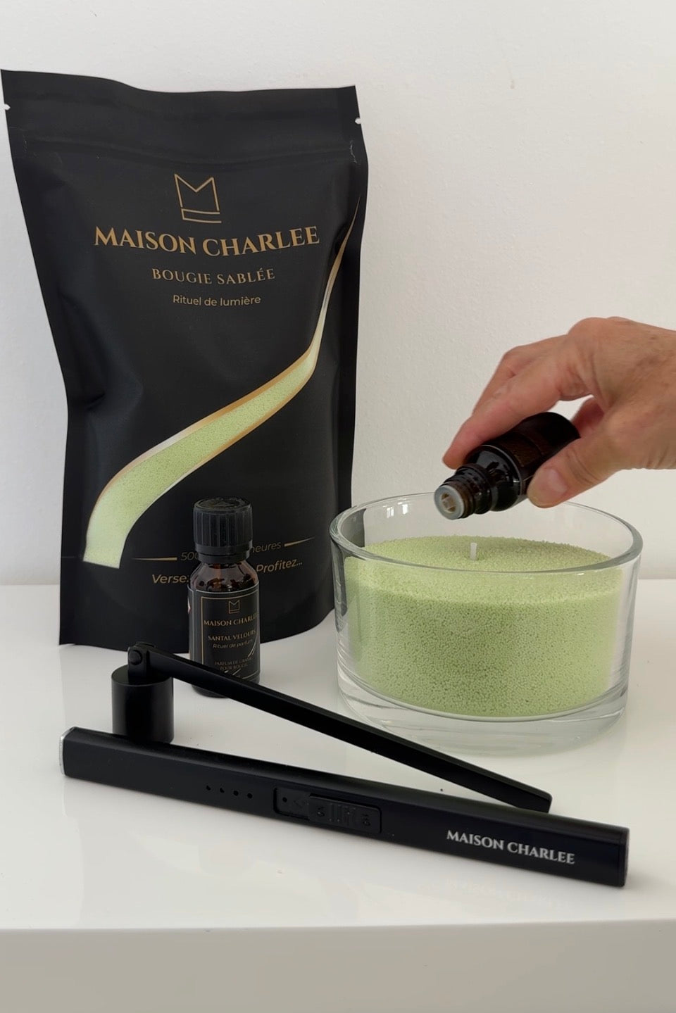 Parfum Citronnelle de Jardin versé dans une bougie Vert sauge en sable de bougie végétal Maison Charlee