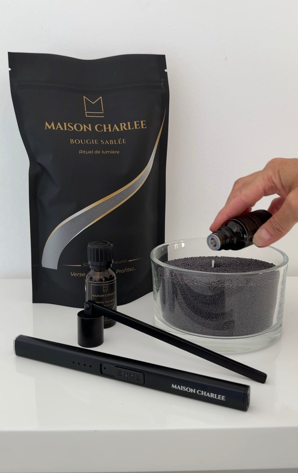 Parfum Cuir Vanillé versé dans une bougie Noir profond en sable de bougie végétal Maison Charlee
