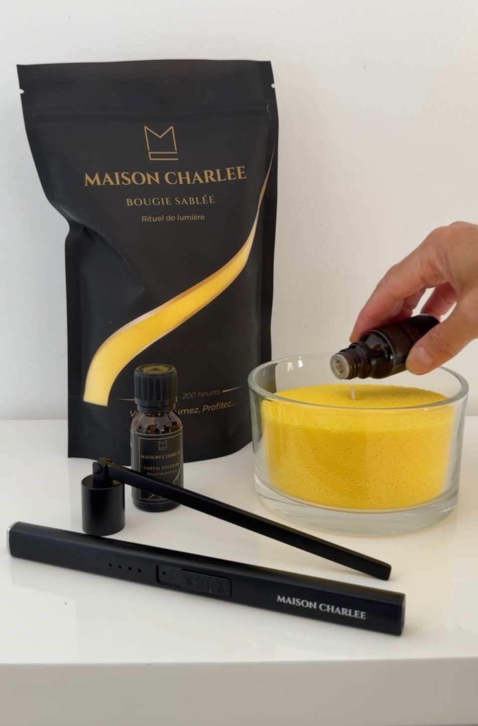 Parfum Évasion Coco Passion versé dans une bougie Jaune lumière en sable de bougie végétal Maison Charlee