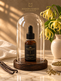 Parfum pour bougie Musc Poudré Maison Charlee en flacon à pipette sous cloche en verre, avec ylang-ylang, anis et gousses de vanille.