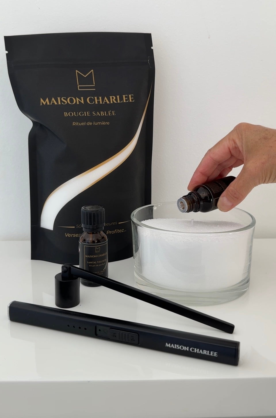 Parfum Voile de Coton versé dans une bougie Blanc pur en sable de bougie végétal Maison Charlee